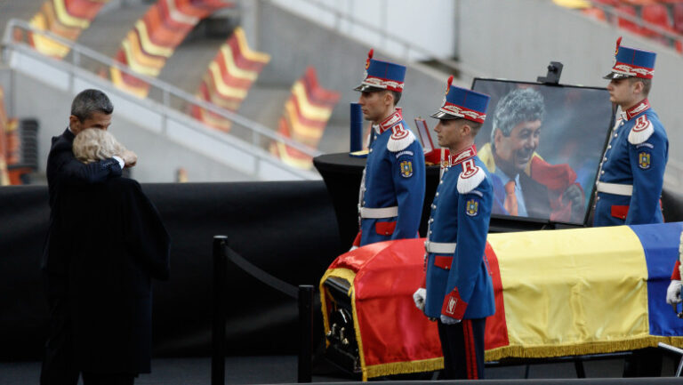 fanii-ii-pot-aduce-un-omagiu-lui-mircea-lucescu-azi,-la-arena-nationala.-legendarul-antrenor,-inmormantat-vineri-cu-onoruri-militare