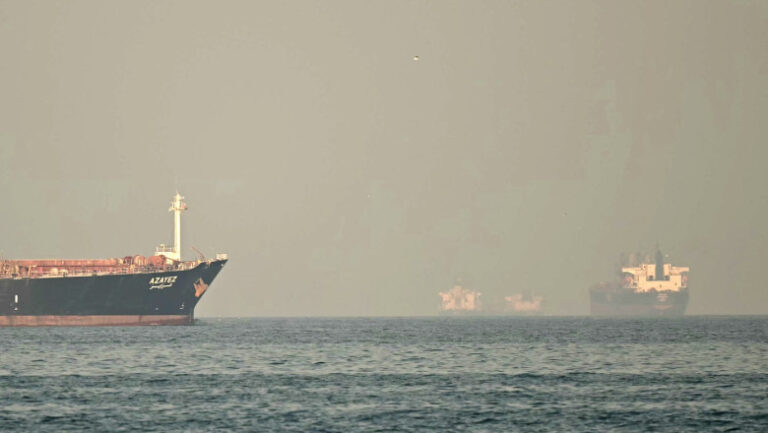 pretul-petrolului-din-sua-a-urcat-joi-cu-4%,-dupa-ce-piata-a-realizat-ca-iranul-controleaza-accesul-prin-stramtoarea-ormuz
