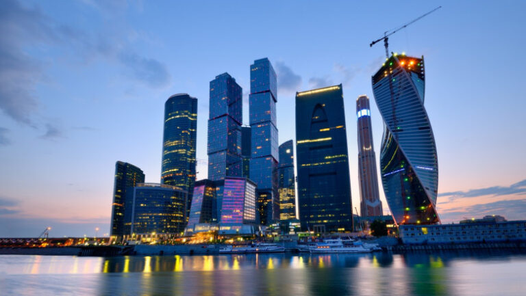 rusia-se-confrunta-cu-un-deficit-bugetar-„fara-precedent”,-in-ciuda-cresterii-preturilor-petrolului
