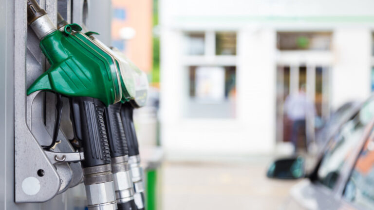 pretul-motorinei-a-scazut-vineri-pana-aproape-de-9,5-lei-pe-litru,-dupa-un-varf-de-10,38-lei.-cat-costa-benzina