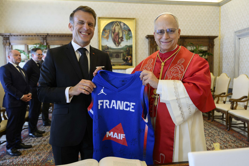 macron,-primit-de-papa-leon-al-xiv-lea-la-vatican.-ce-cadouri-i-a-oferit-liderul-francez-suveranului-pontif macron,-primit-de-papa-leon-al-xiv-lea-la-vatican.-ce-cadouri-i-a-oferit-liderul-francez-suveranului-pontif