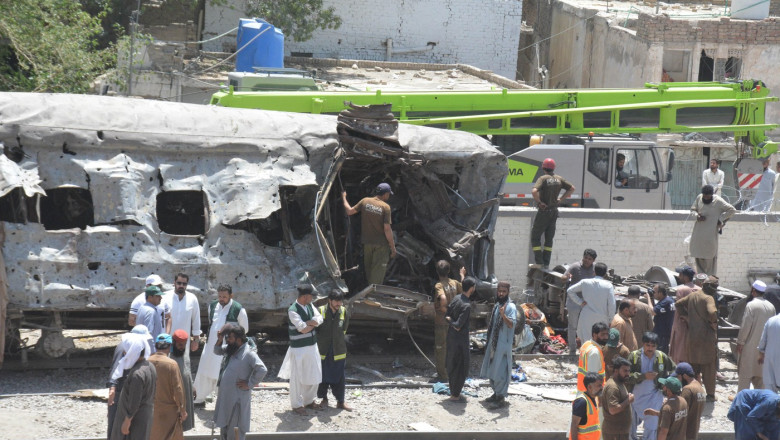 atac-asupra-unui-tren-din-pakistan:-cel-putin-29-de-oameni-au-murit-si-peste-100-au-fost-raniti-in-explozie