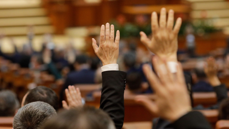 salarii-mai-mari-pentru-presedinte,-premier,-ministri-si-parlamentari-prin-noua-lege-a-salarizarii.-cati-bani-va-incasa-nicusor-dan