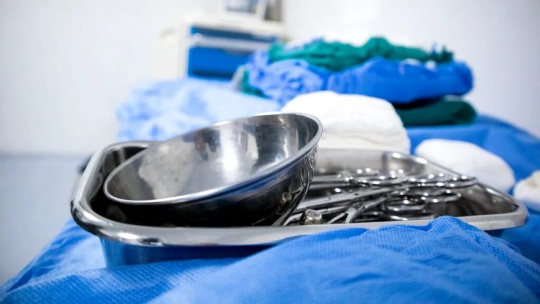 96712-un-barbat-cu-o-maceta-infipta-in-cap-a-mers-singur-la-spital-a-asteptat-pe-hol-si-s-a69fede17ac37f