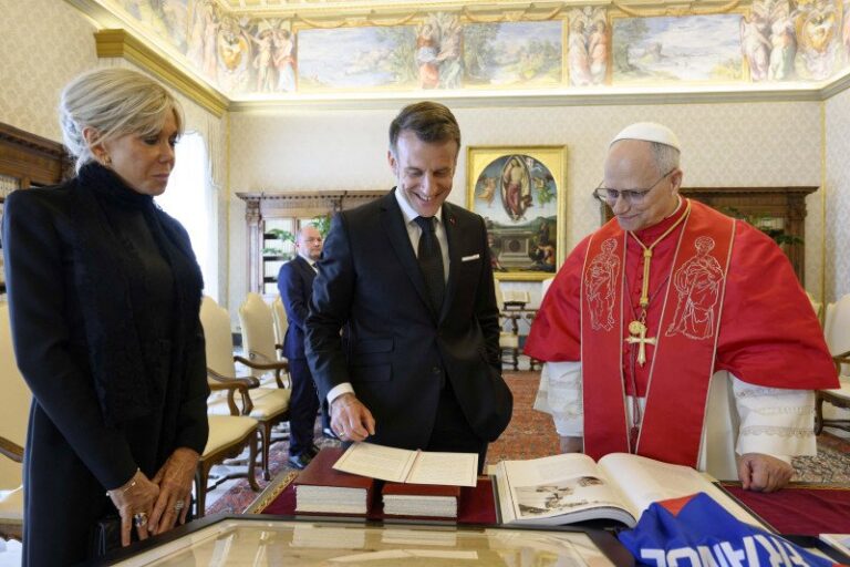 Macron, primit de Papa Leon al XIV-lea la Vatican. Ce cadouri i-a oferit liderul francez Suveranului Pontif