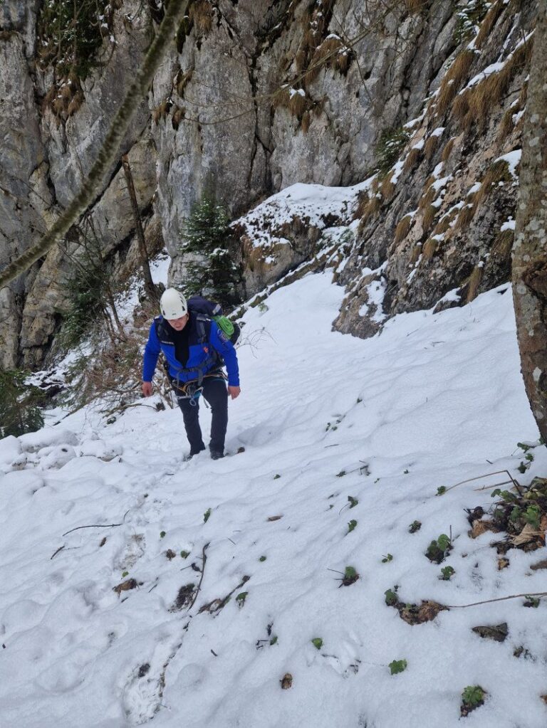 Intervenție dificilă în Piatra Craiului: doi turiști blocați pe un traseu acoperit de gheață au fost salvați de jandarmi