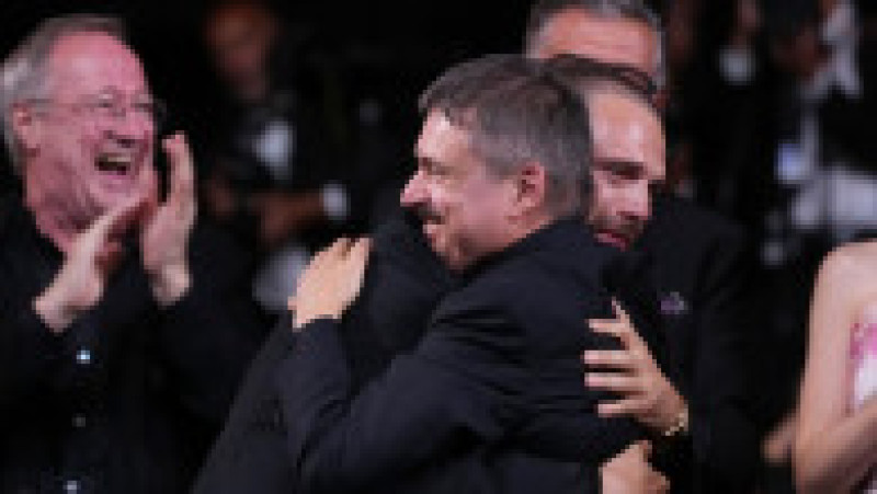Sebastian Stan îl îmbrățișează pe Cristian Mungiu, după câștigarea premiului la Cannes. Sursa: Profimedia | Poza 6 din 9